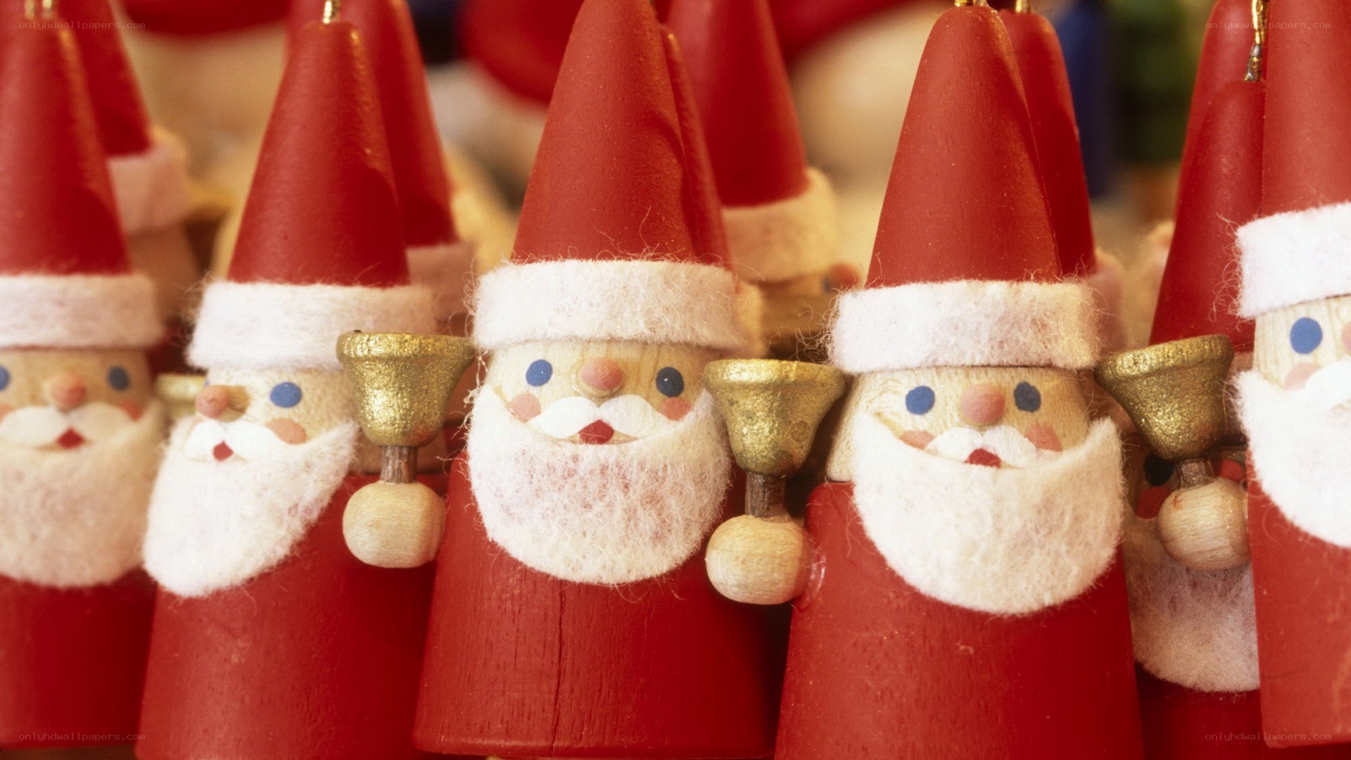 Santa Claus figurines in row