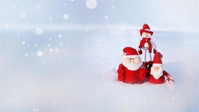 Santa Claus Figurines in Snow — White