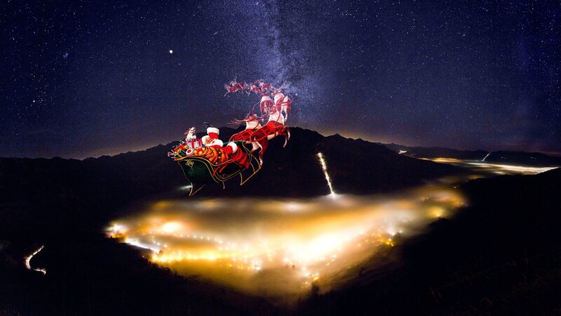 Santa Claus in Sleigh — Black, Dramatic