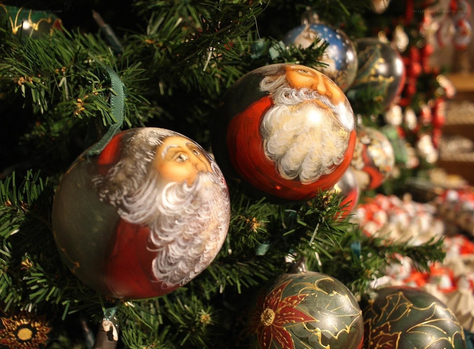 Santa Claus ornaments on tree