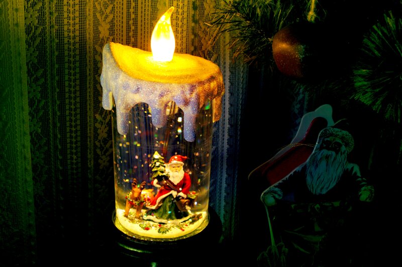 Santa Claus Snow Globe — Green