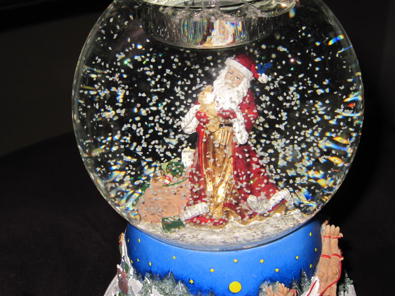 Santa Claus Snow Globe