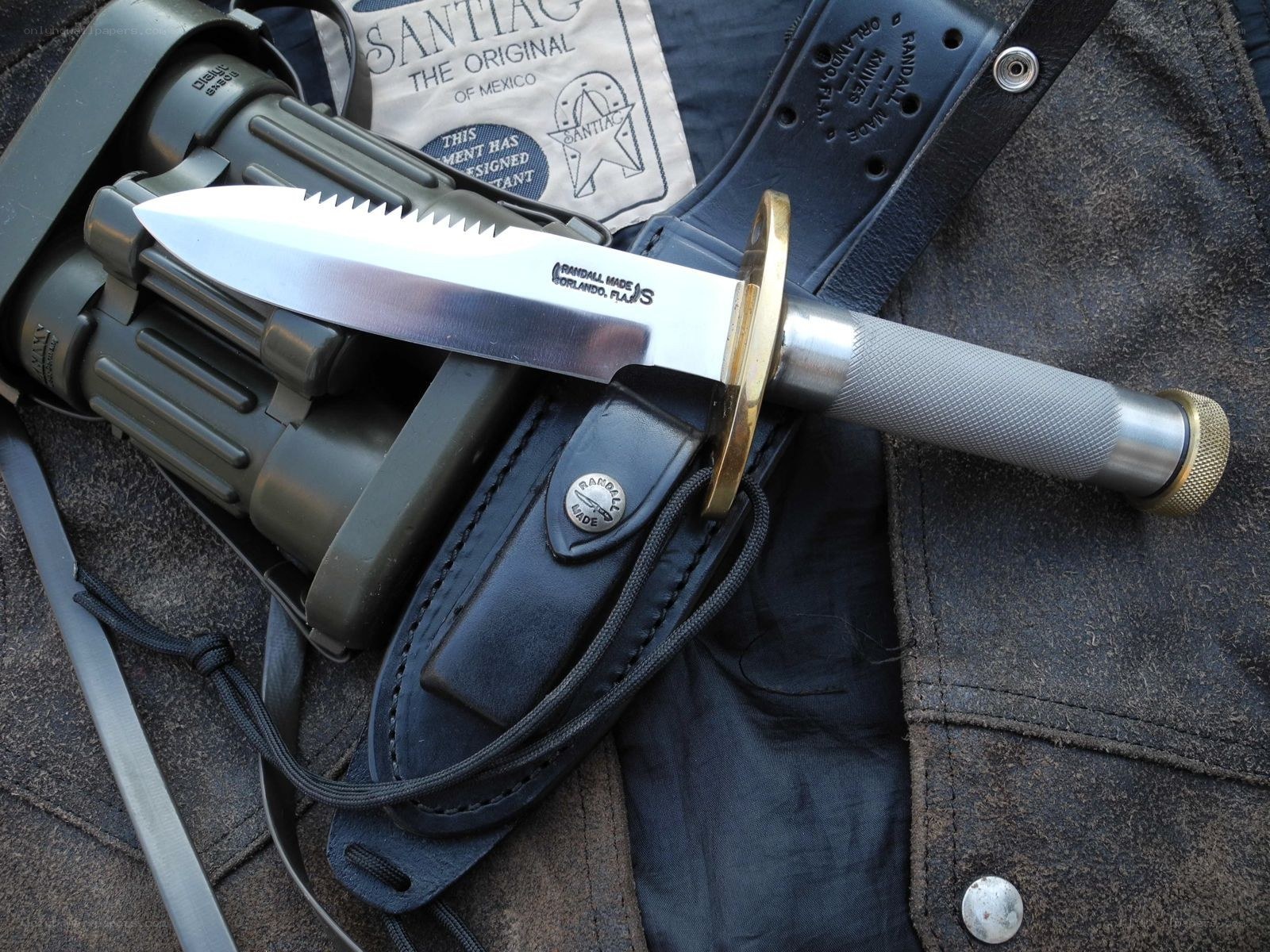 Santia knife with binoculars