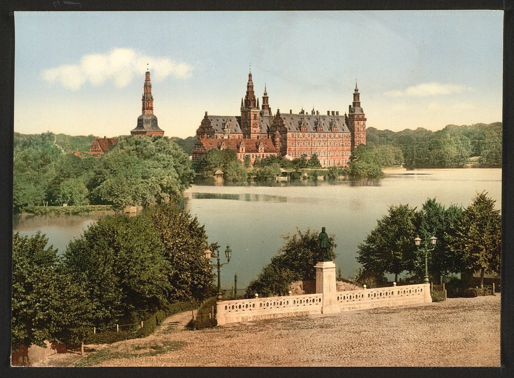 Schloss Fredensborg with lake