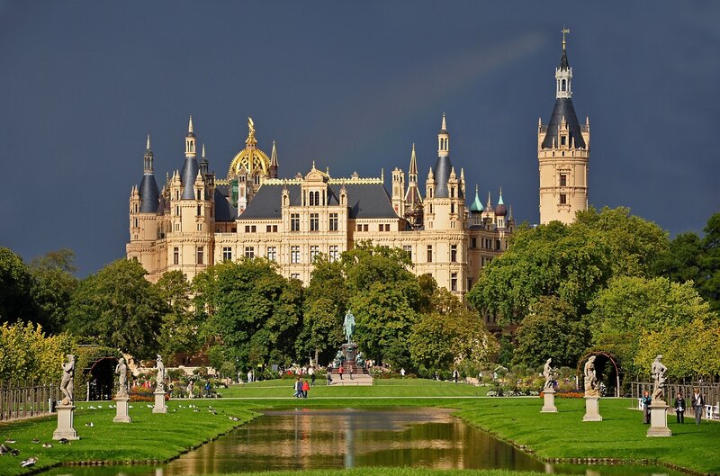Schwerin Castle — Green, Dramatic