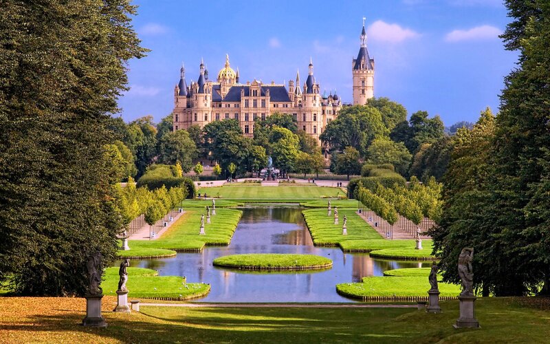 Schwerin Castle — Green, Serene, Afternoon, Photograph, Gardens, Statues