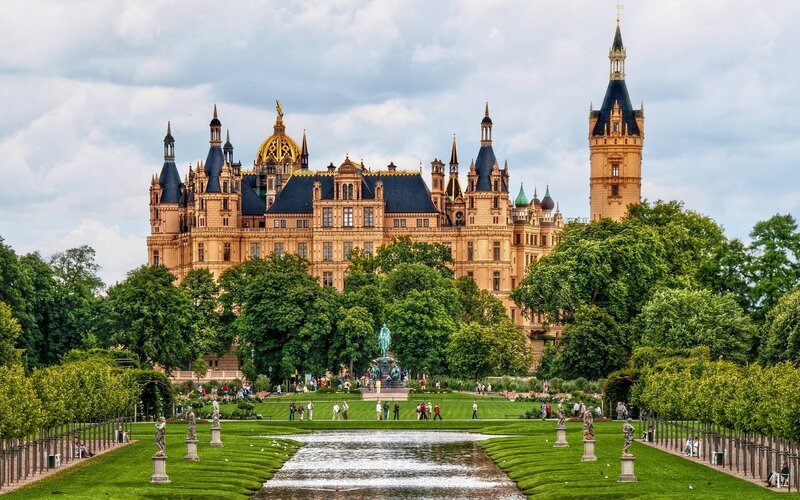 Schwerin Castle — Green, Serene, Afternoon, Photograph, Gardens