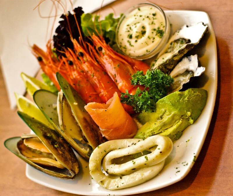 Seafood platter with shrimp and oysters