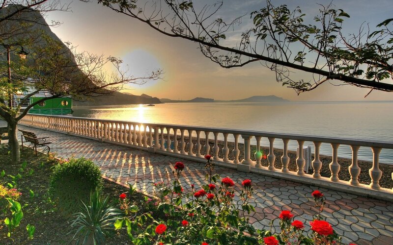 Seafront Walk at Sunset — Gold, Serene