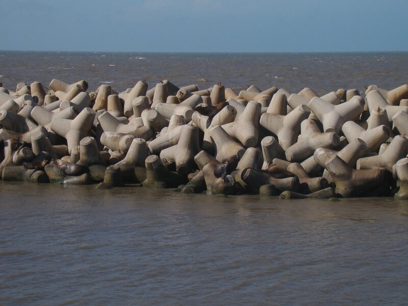 Seals on concrete breakwaters