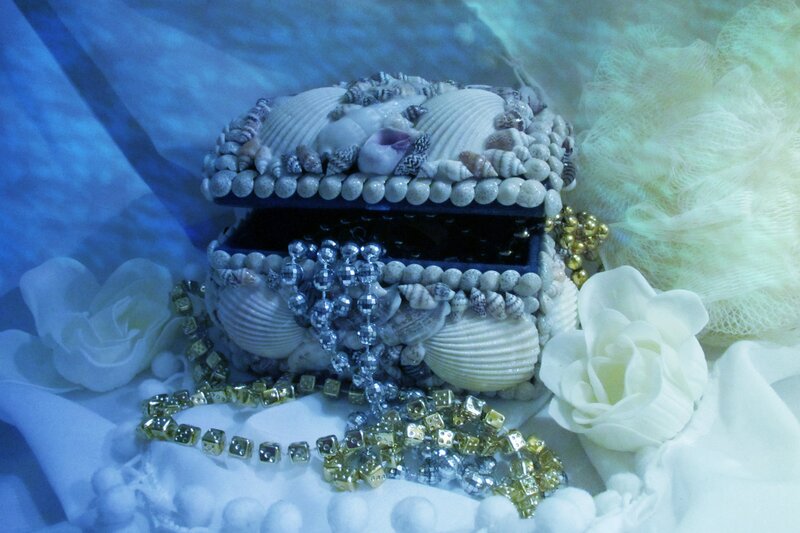 Seashell-decorated Box