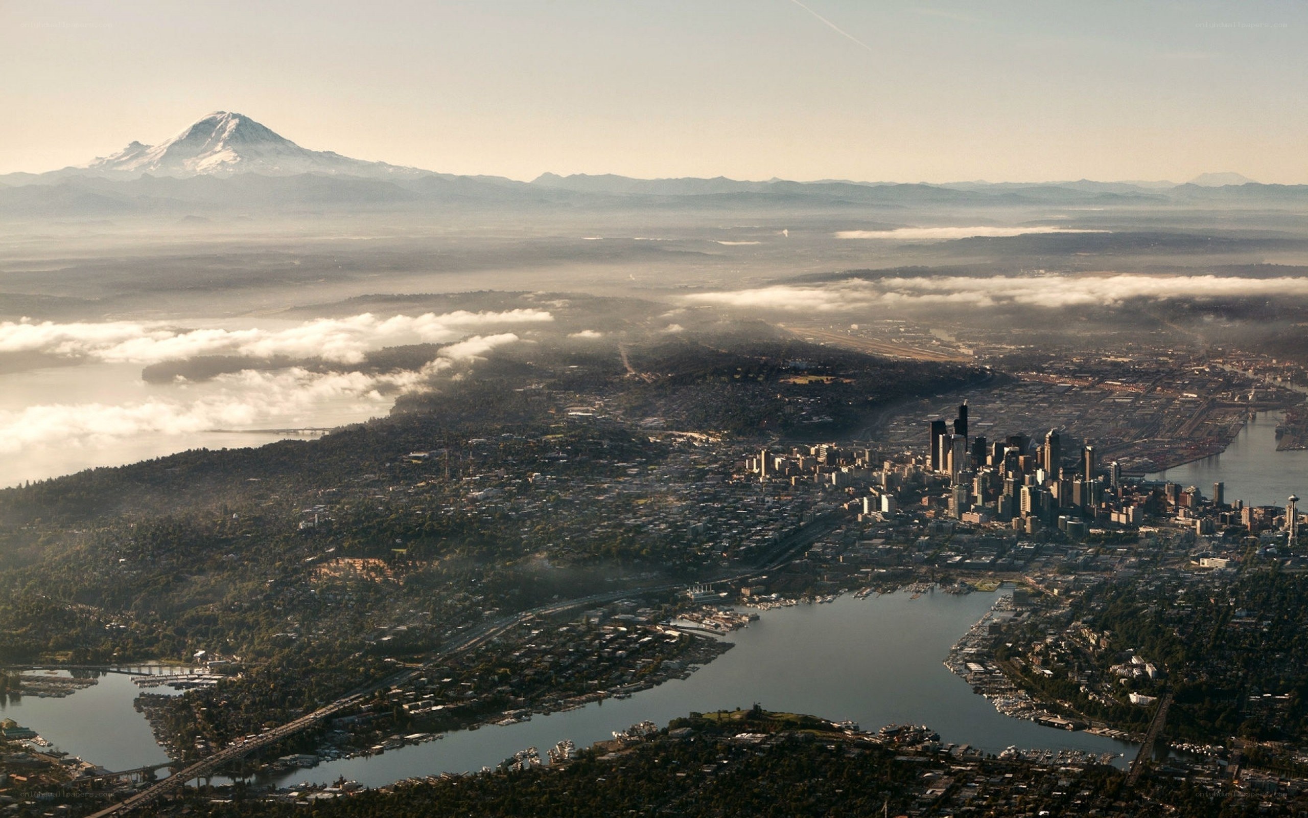Seattle skyline with Mount Rainier