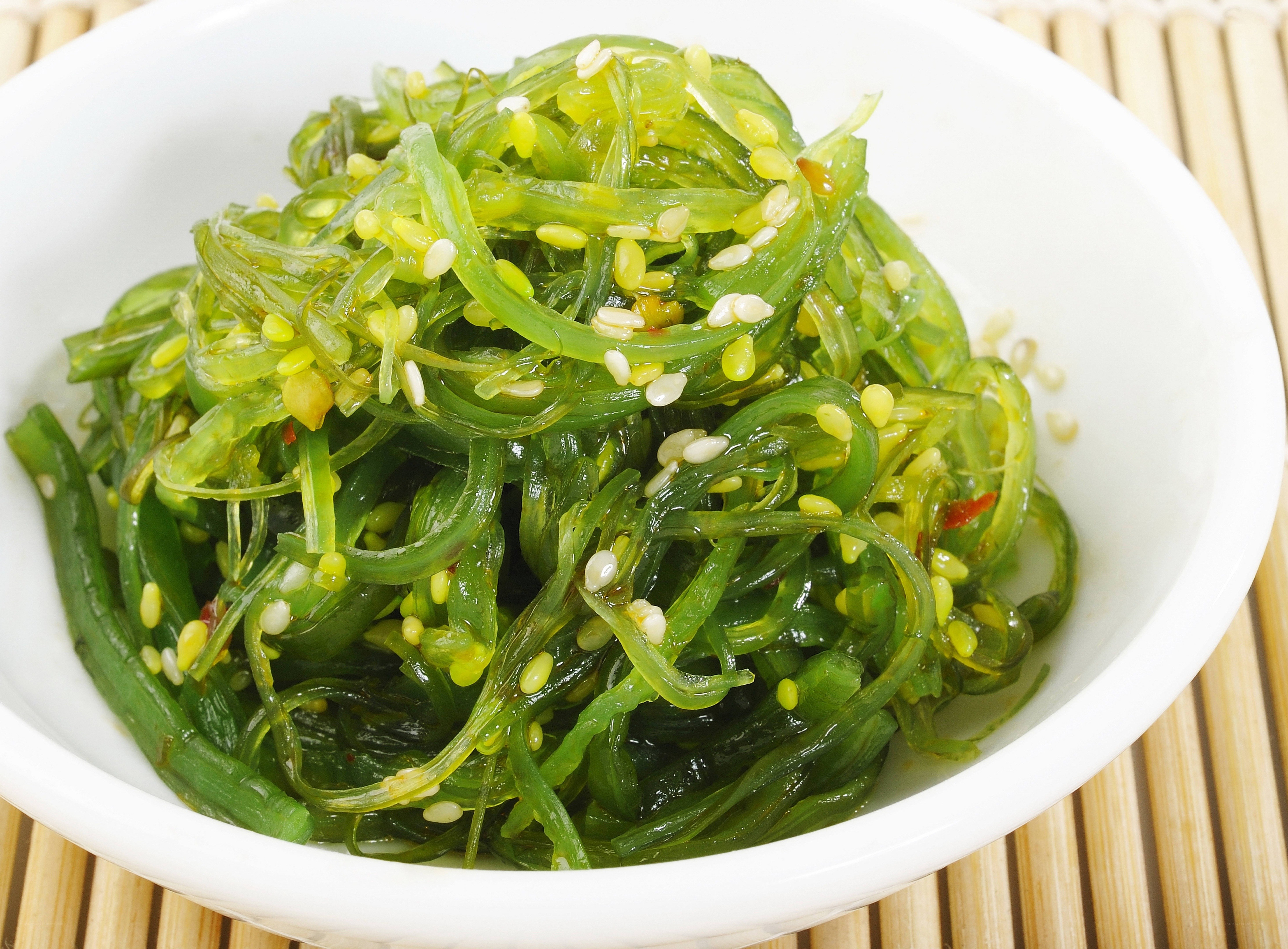 seaweed salad with sesame seeds