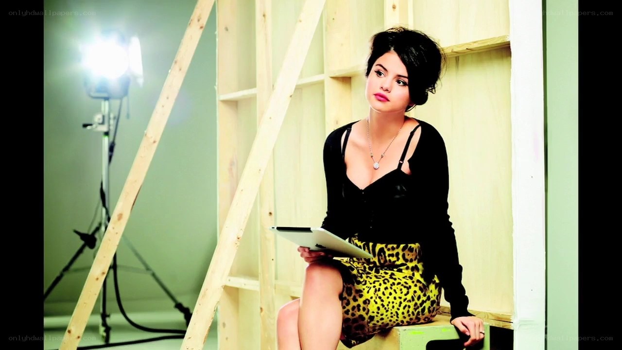 Selena Gomez in studio