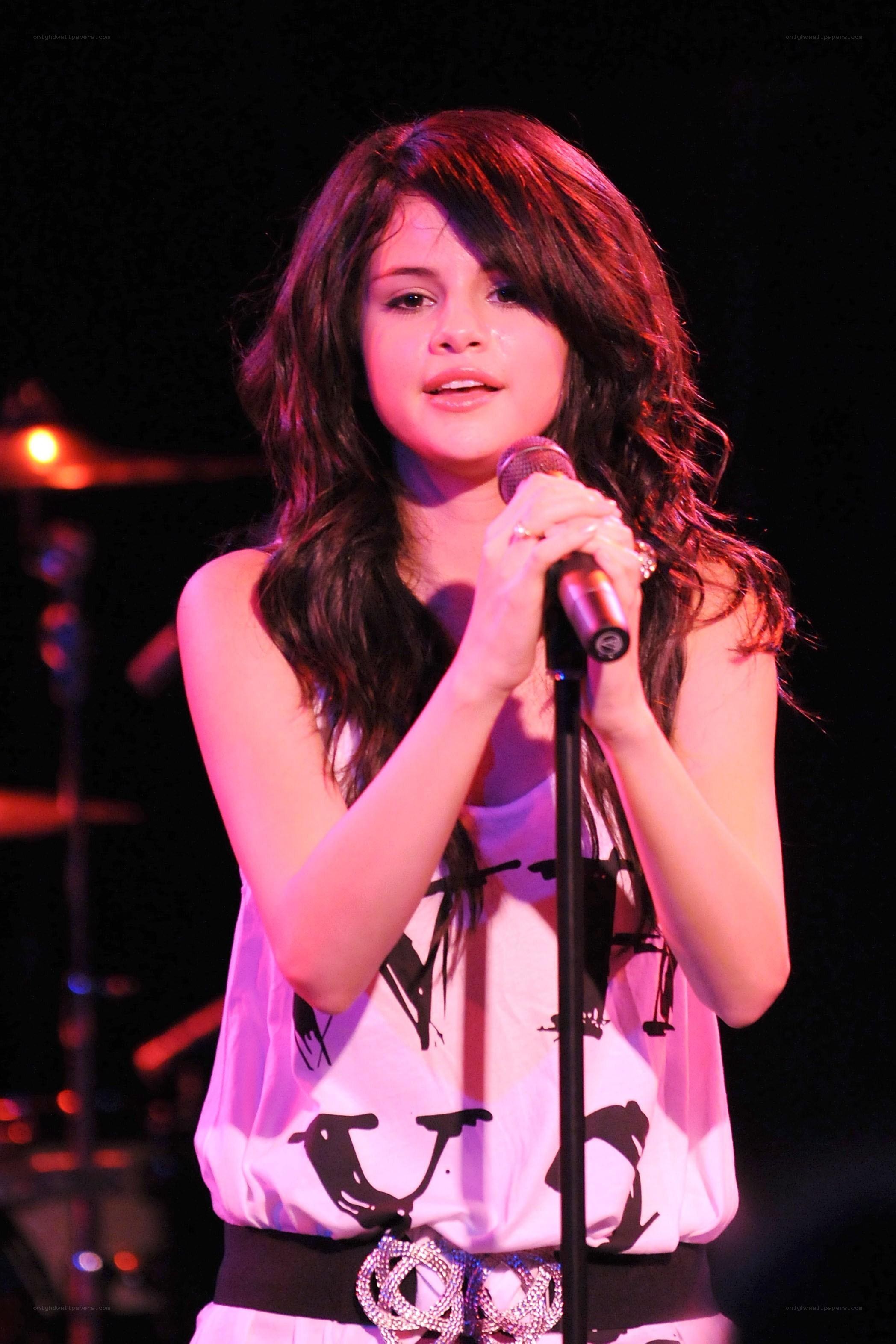 Selena Gomez singing on stage