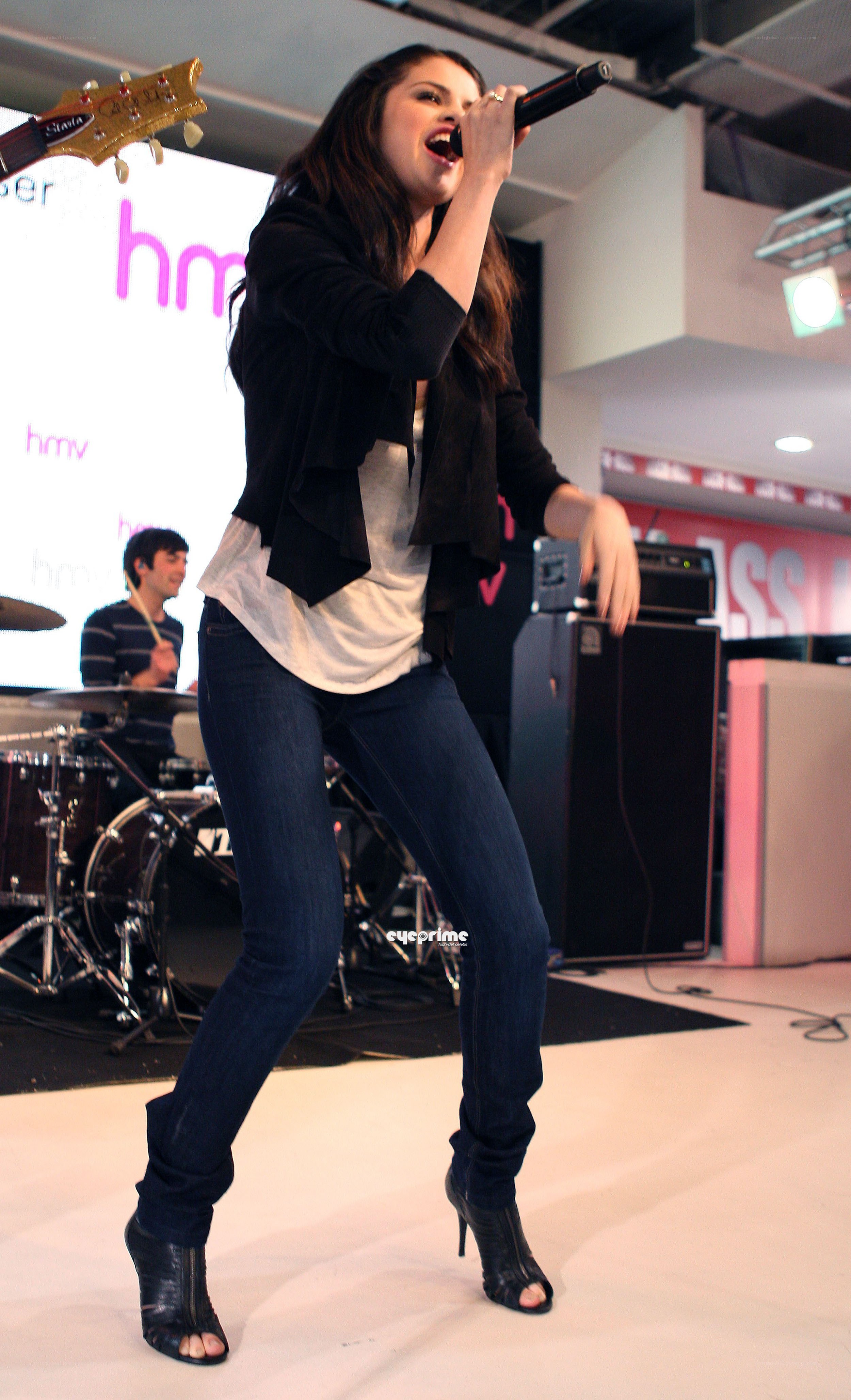Selena Gomez singing on stage