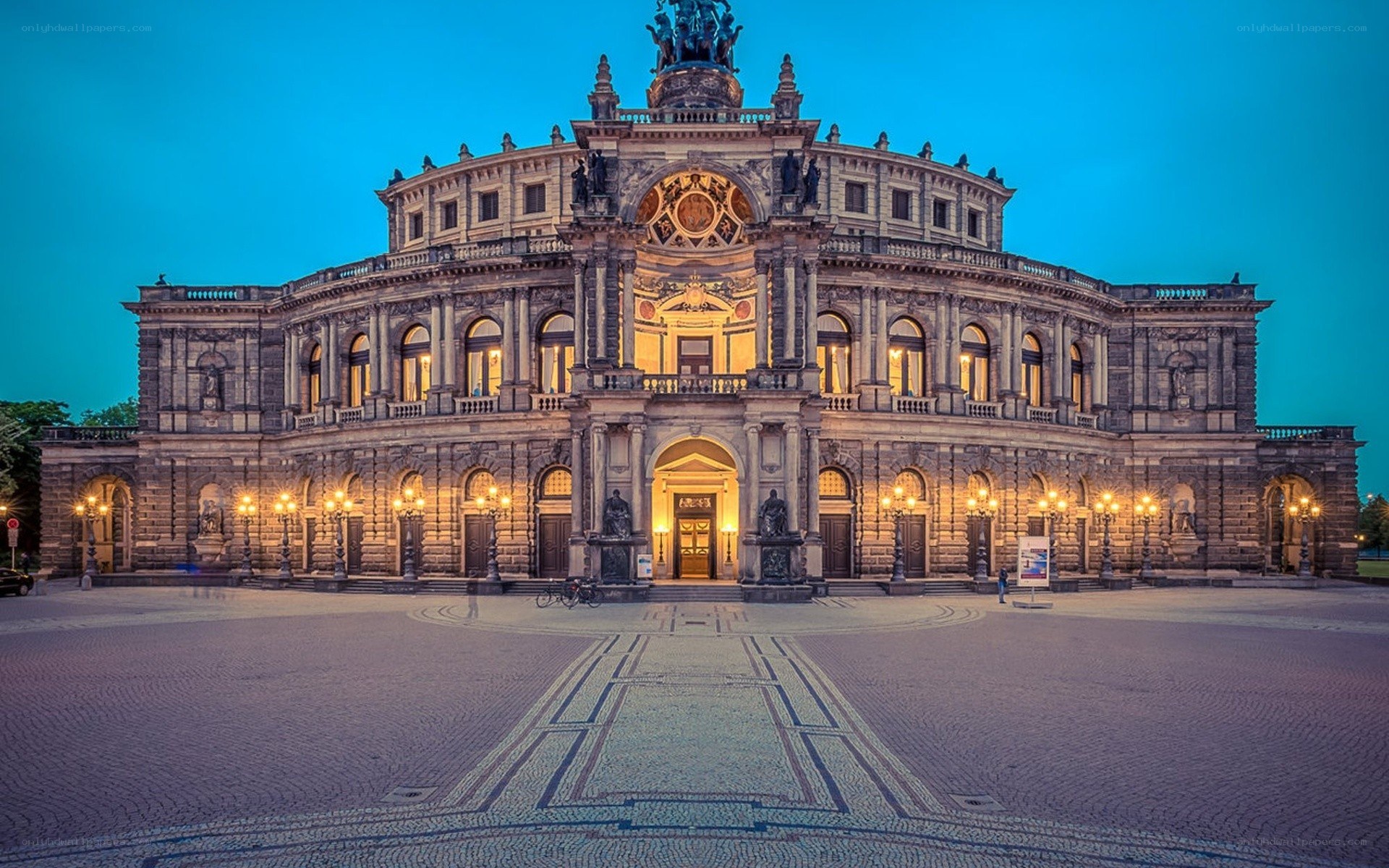 Semperoper at dusk