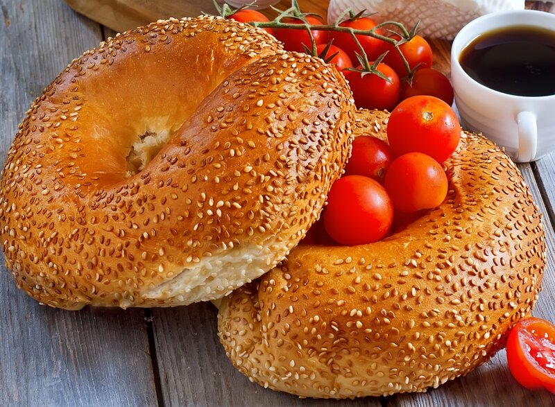 Sesame Bagels with Tomatoes
