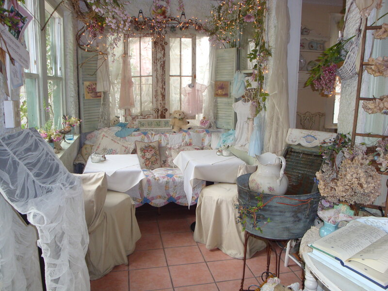 Shabby-chic Sunroom