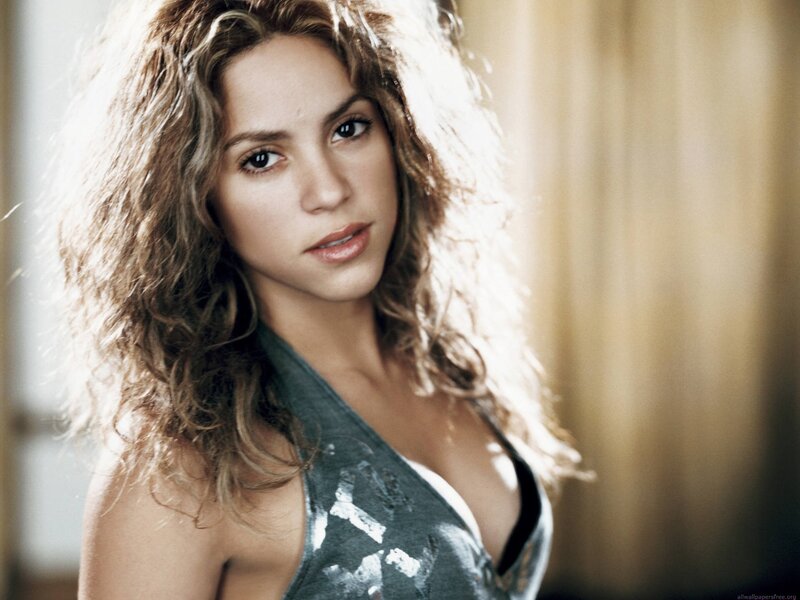 Shakira with curly hair