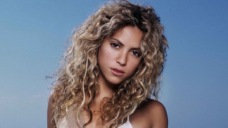 Shakira with curly hair