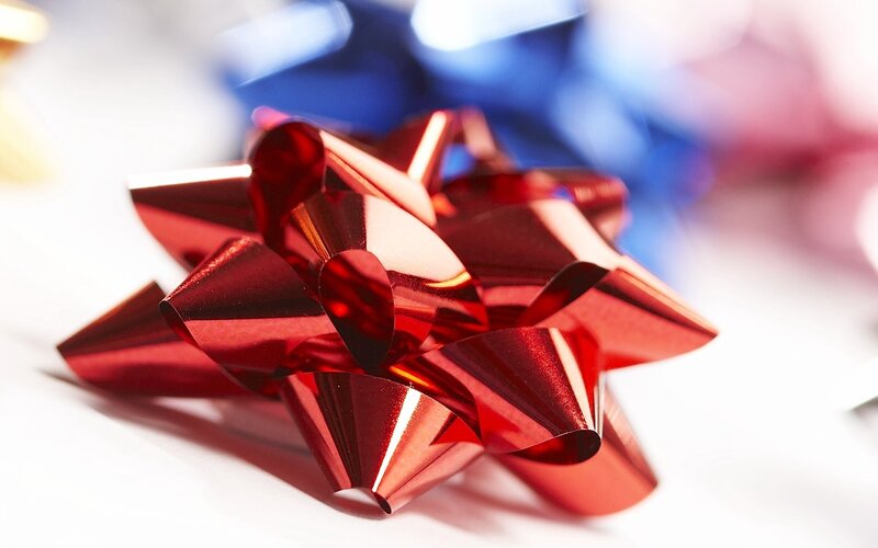 Shiny red gift bow