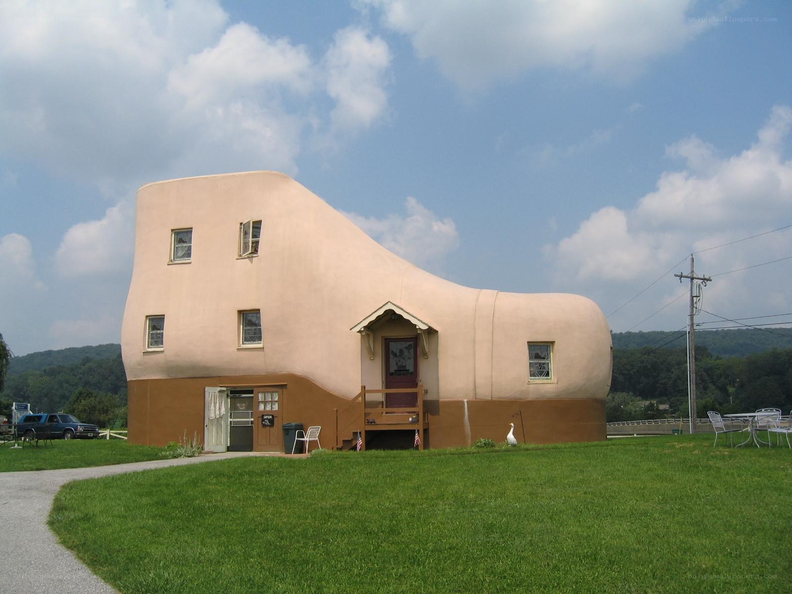 shoe-shaped house building
