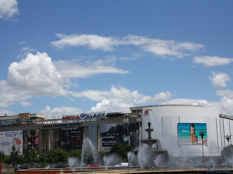 Shopping center with fountain