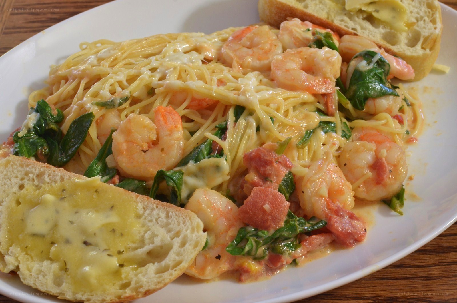 Shrimp pasta with garlic bread