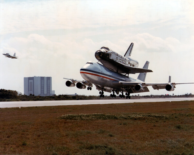 Shuttle on Boeing 747 landing