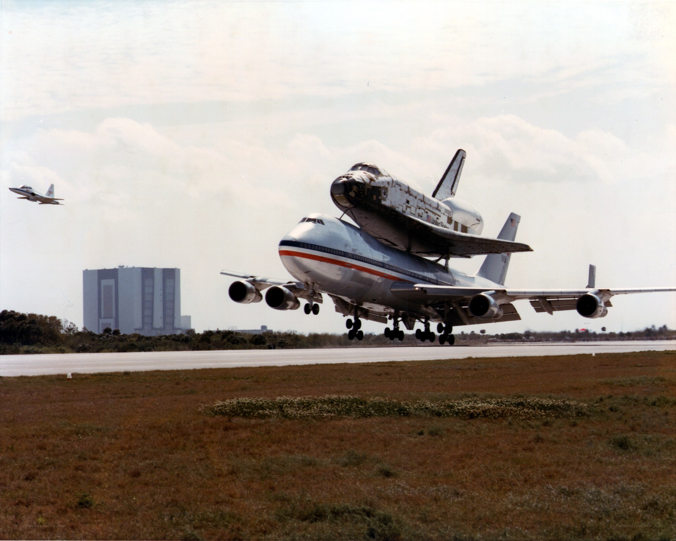 Shuttle on Boeing 747 landing
