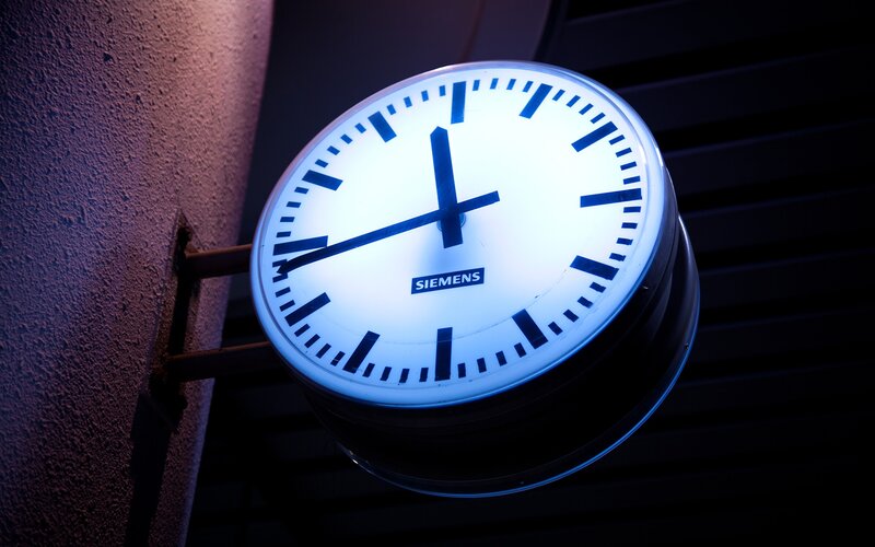Siemens clock on a wall