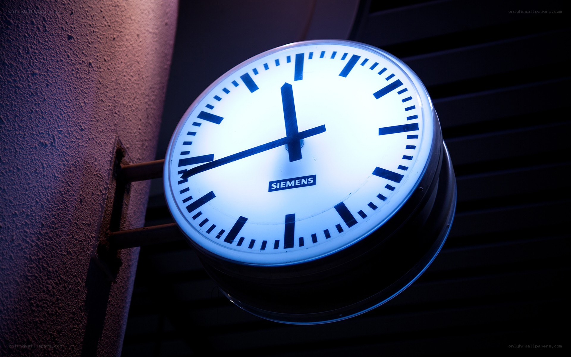 Siemens clock on a wall