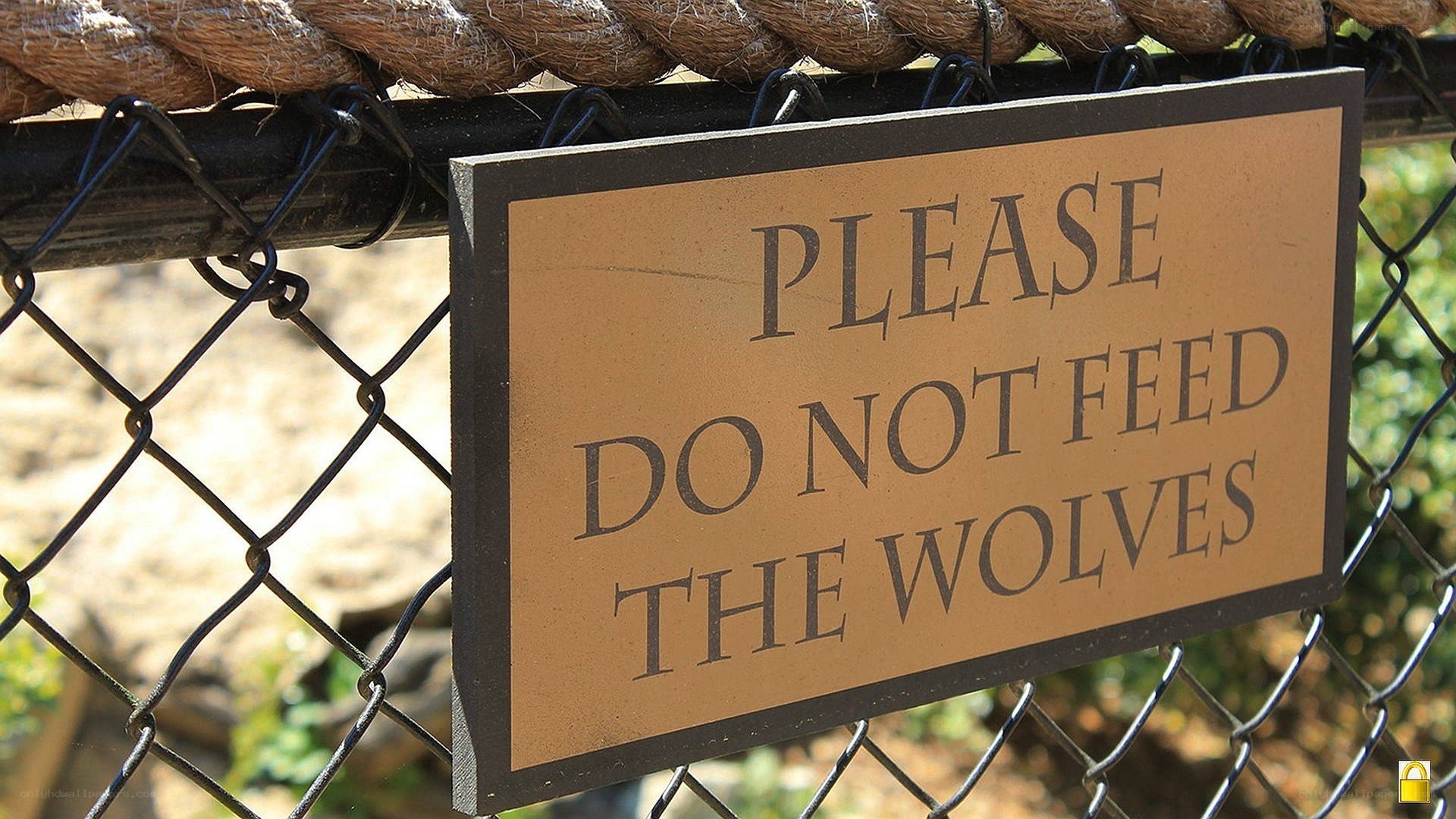 Sign warning not to feed wolves