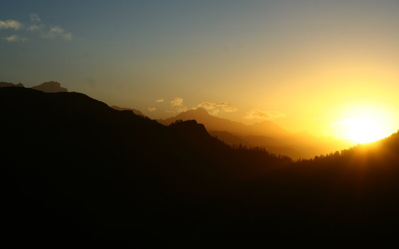 Silhouetted Mountains at Sunset — Yellow