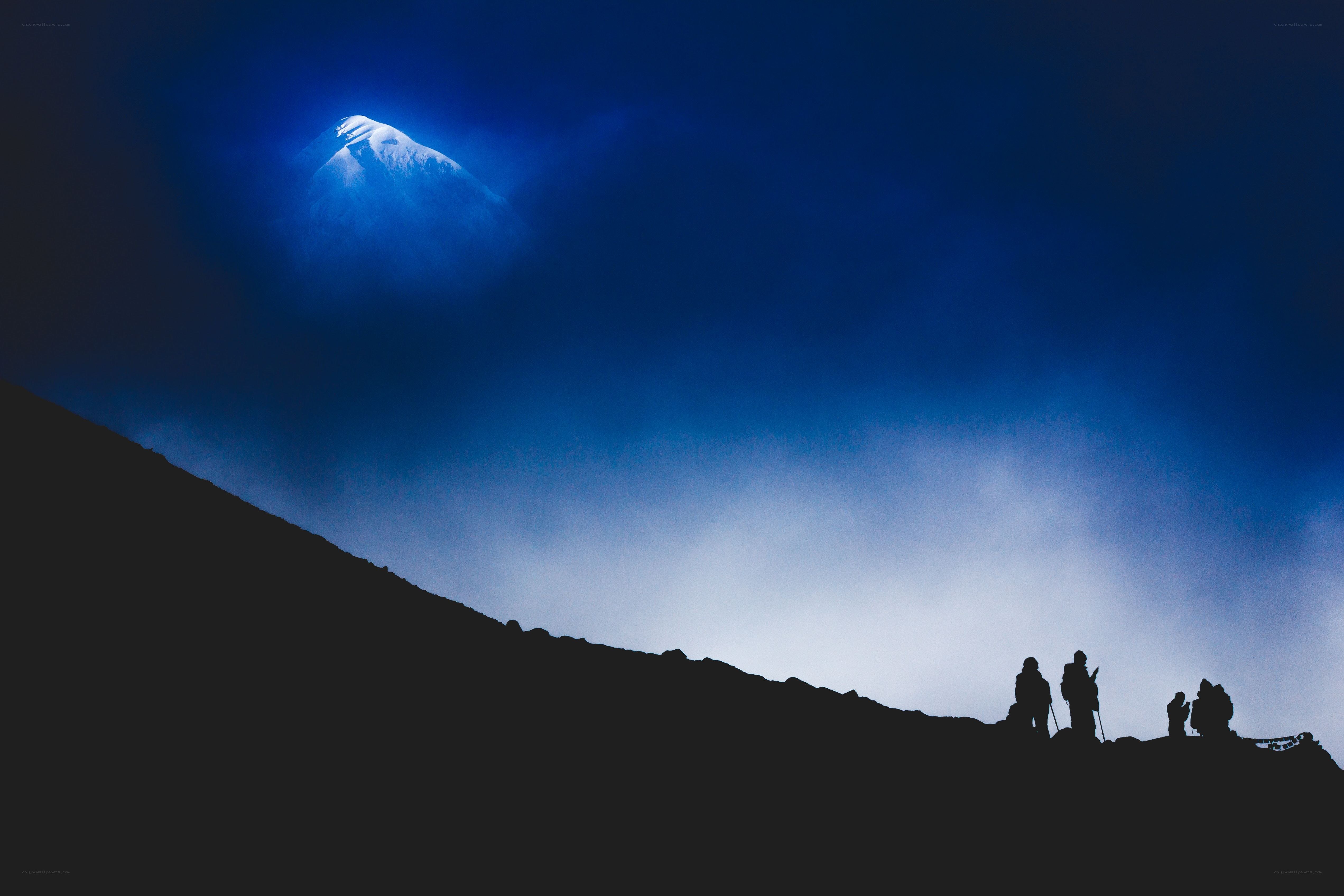 Silhouettes on a mountain peak