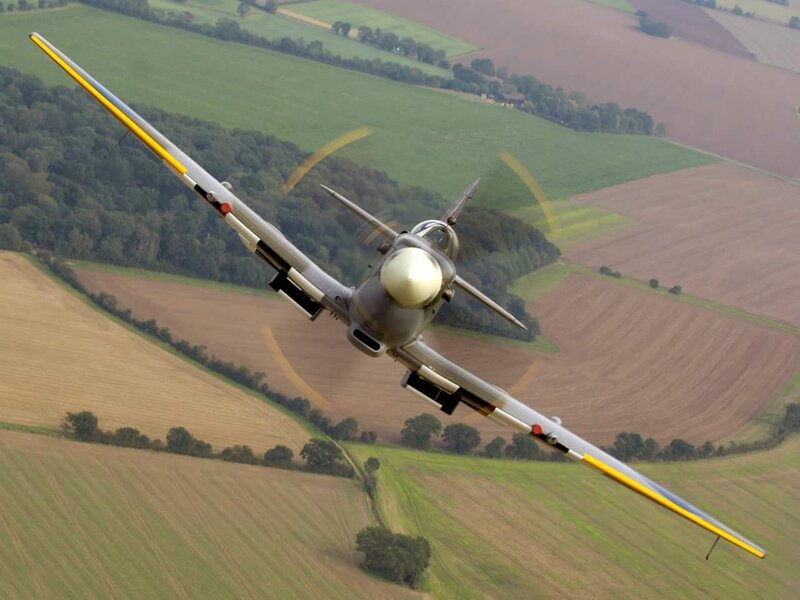Silver Airplane in Flight — Gray, Dynamic