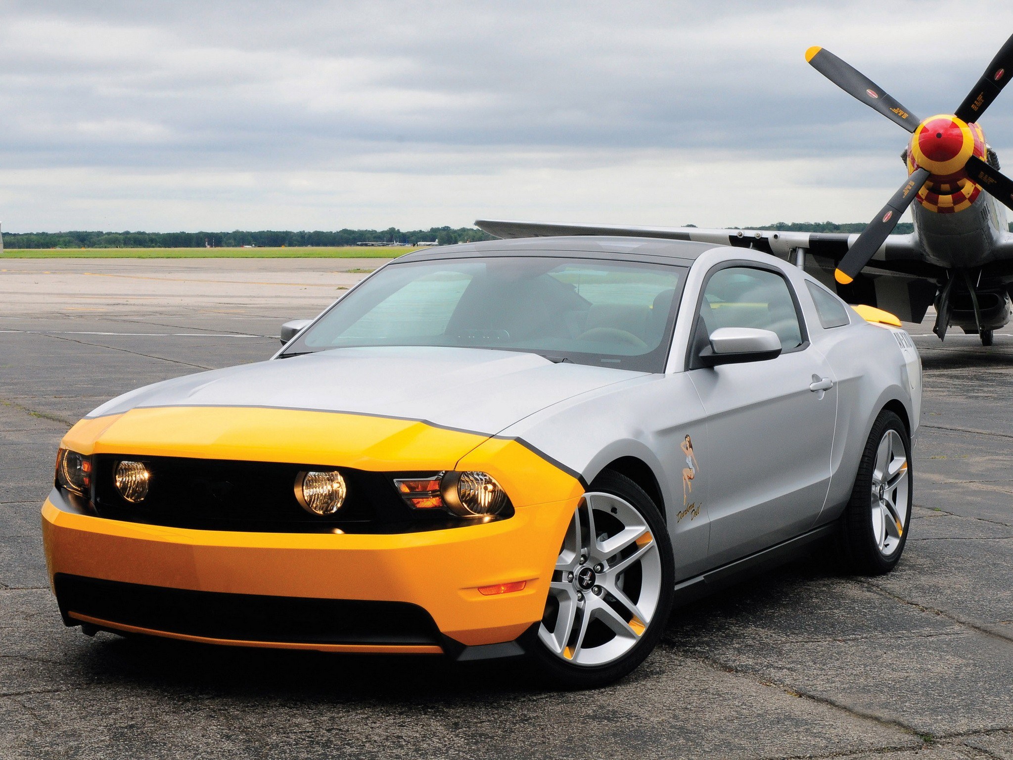 Silver and yellow Ford Mustang