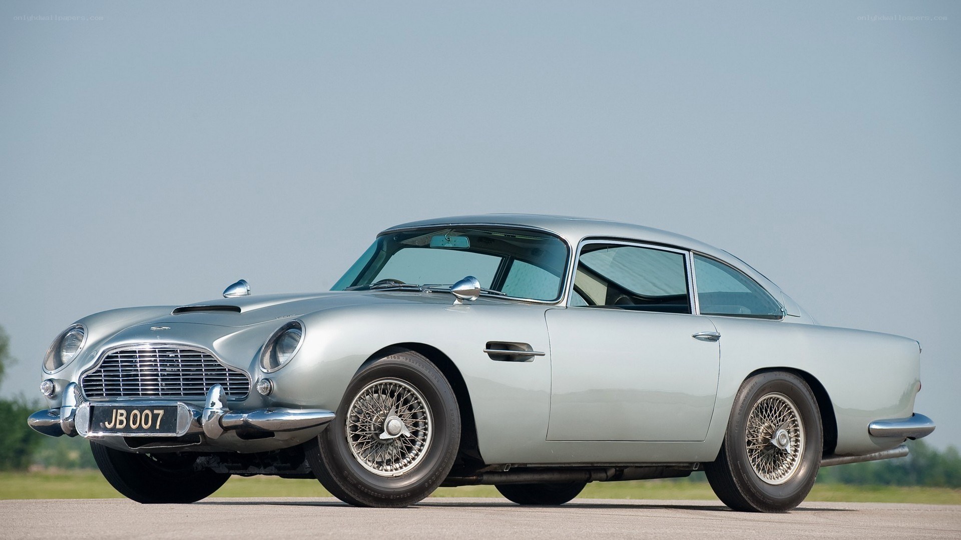 Silver Aston Martin DB5