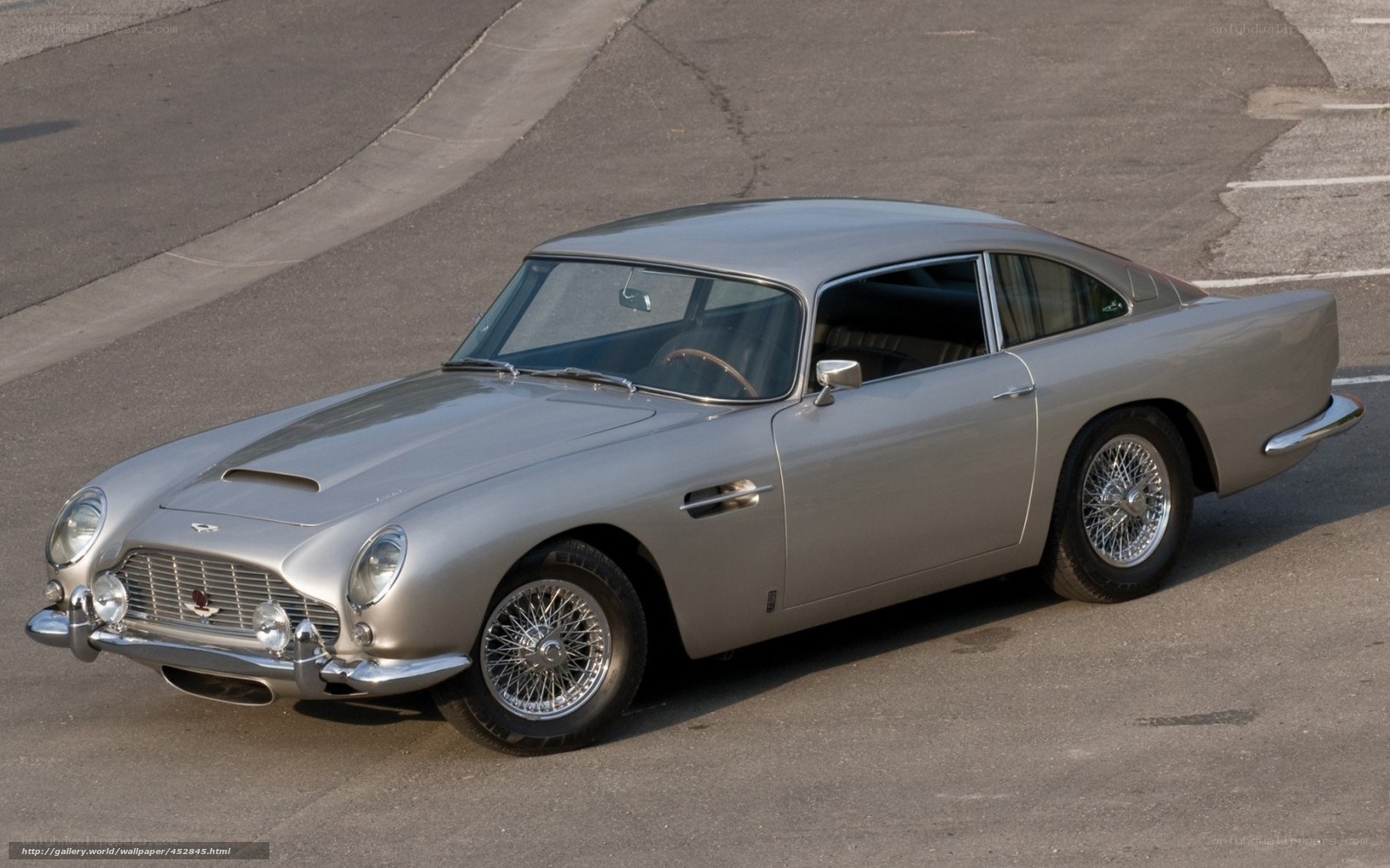 Silver Aston Martin DB5