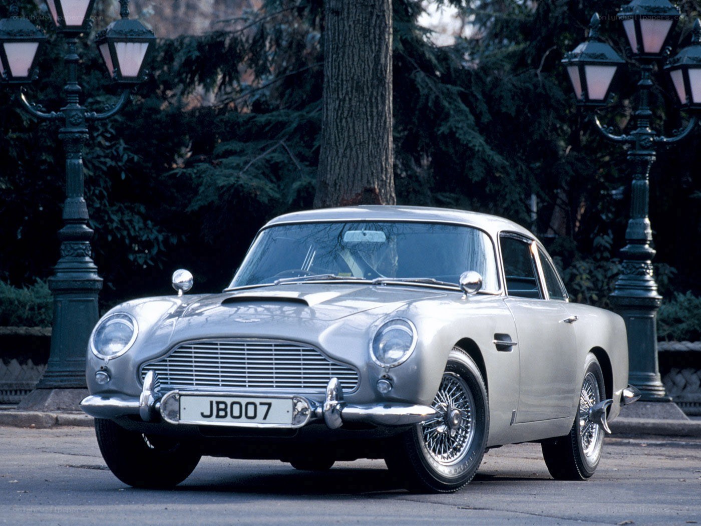 Silver Aston Martin DB5