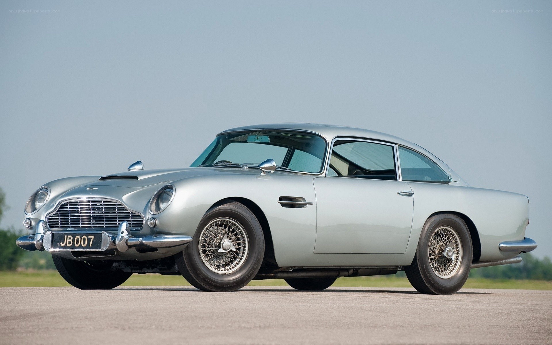 Silver Aston Martin DB5