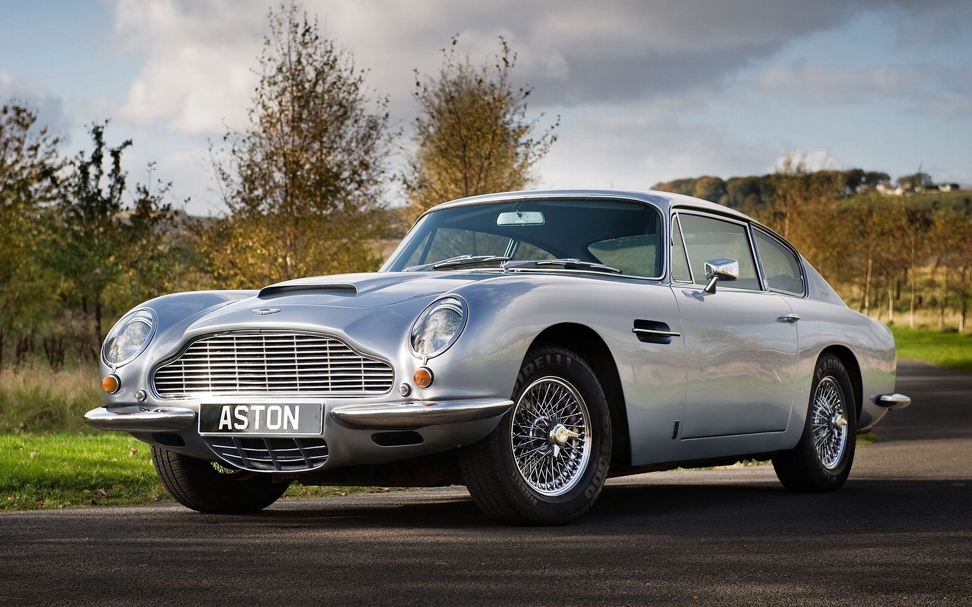 Silver Aston Martin DB5