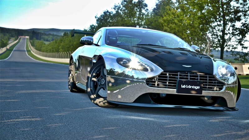 Silver Aston Martin Vantage — Dynamic