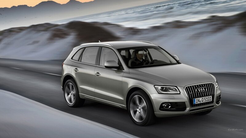 Silver Audi Q5 — Dynamic