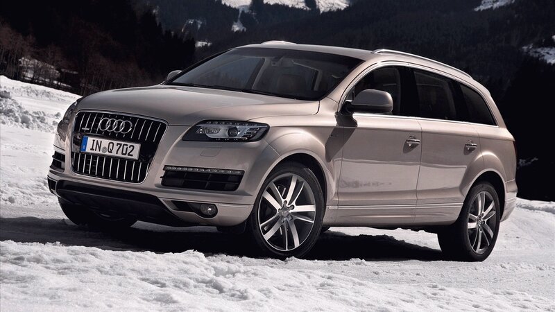 Silver Audi Q7 — Dramatic