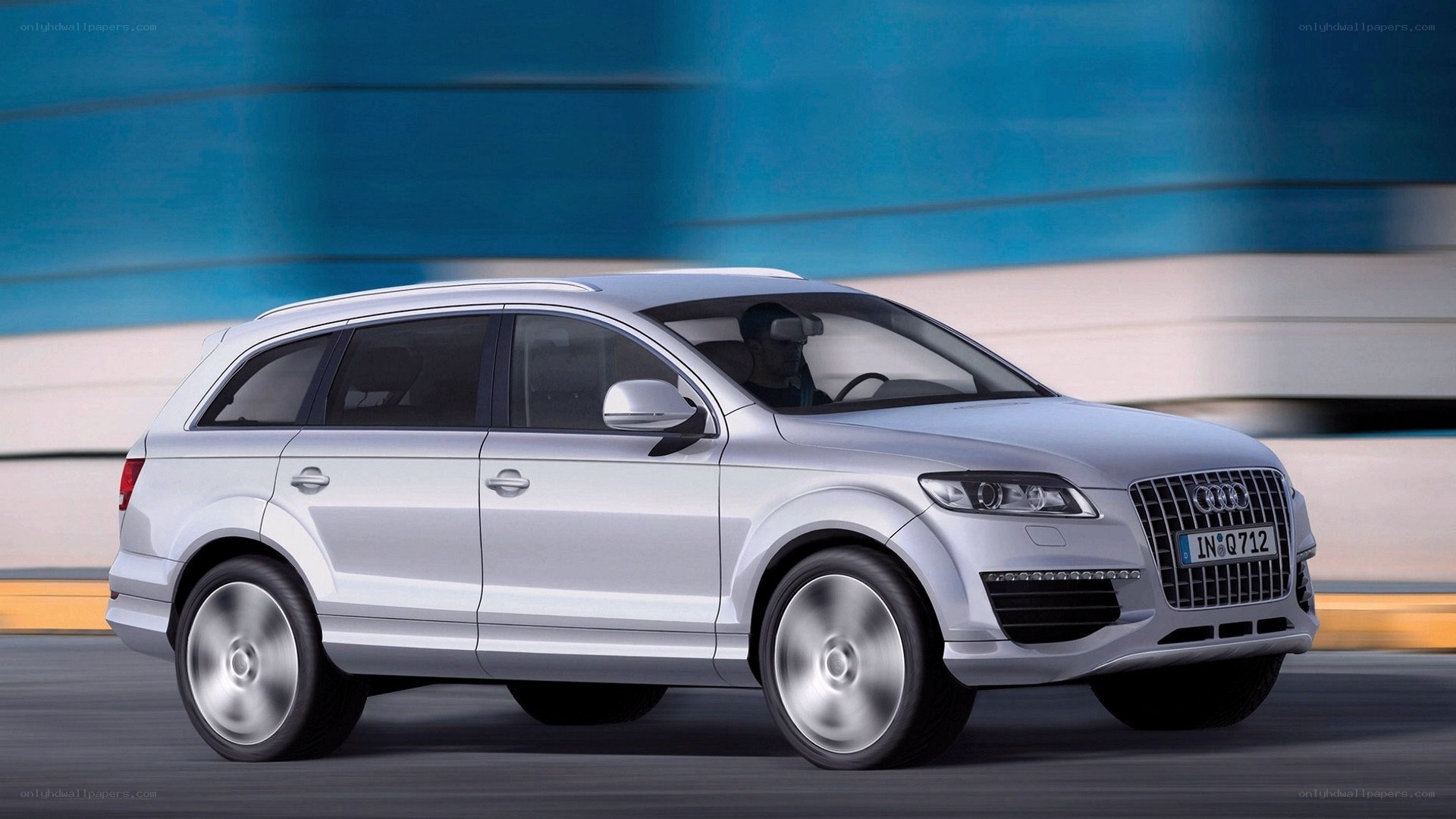 Silver Audi Q7 in motion