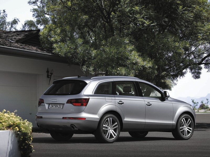silver audi q7 parked outside