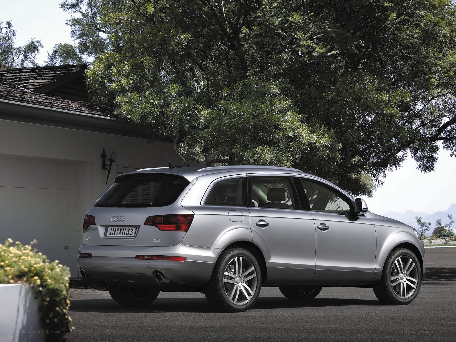 silver audi q7 parked outside