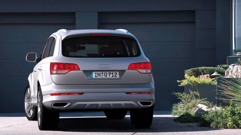 Silver Audi Q7 rear view